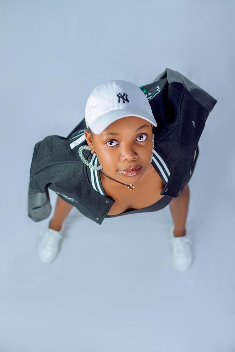 Hadatha, msanii wa Afro Contemporary kutoka Tanzania, picha halisi ya msanii